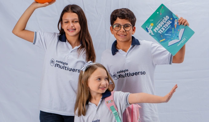 Alunos do Colégio Multiverso Passaré sorrindo em sala de aula